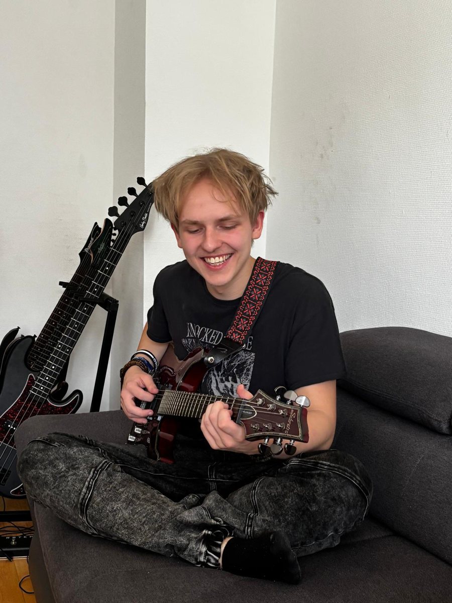 Lewis,
Gitarre,
Gesang,
Früherziehung