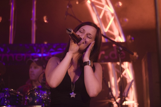 Diana Meyer Stern singt auf der Bühne